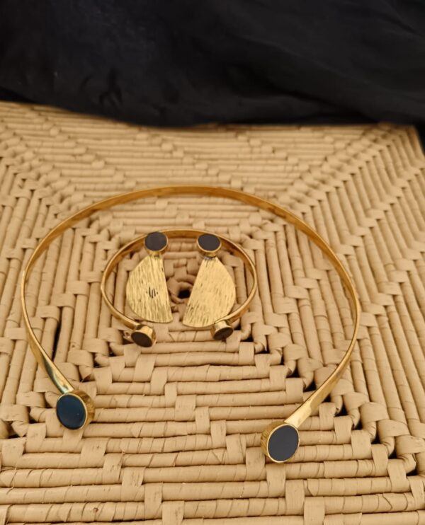 ensemble collier bracelet boucle oreille pierre-noir