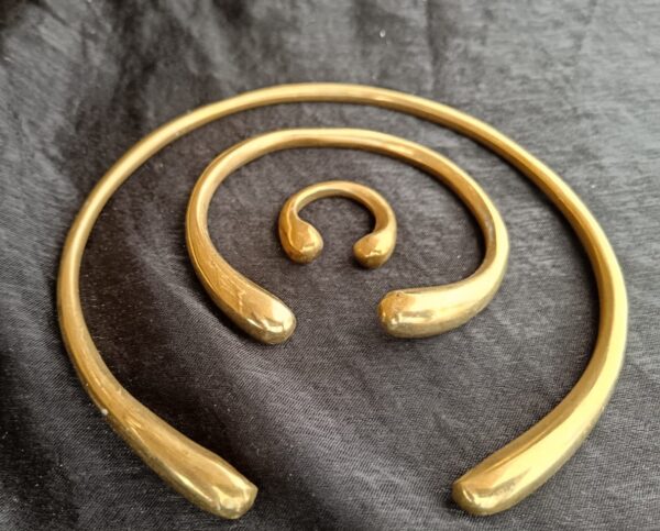 ensemble collier bracelet bague or forme arrondi